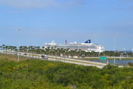 Comfort Inn & Suites - $149 – 1 Night – Best Carnival Valor Fly Cruise Package Port Canaveral