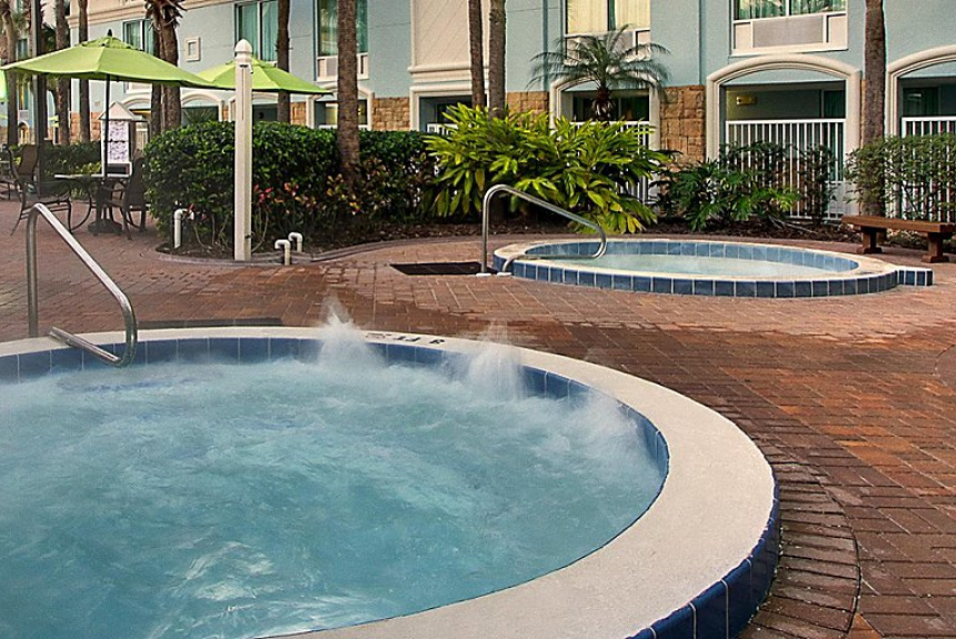 Holiday Inn Resort Orlando Lake Buena Vista - 4 Days & 3 Nights Vacation – Holiday Inn Resort Orlando Lake Buena Vista + $100 Visa Gift Card