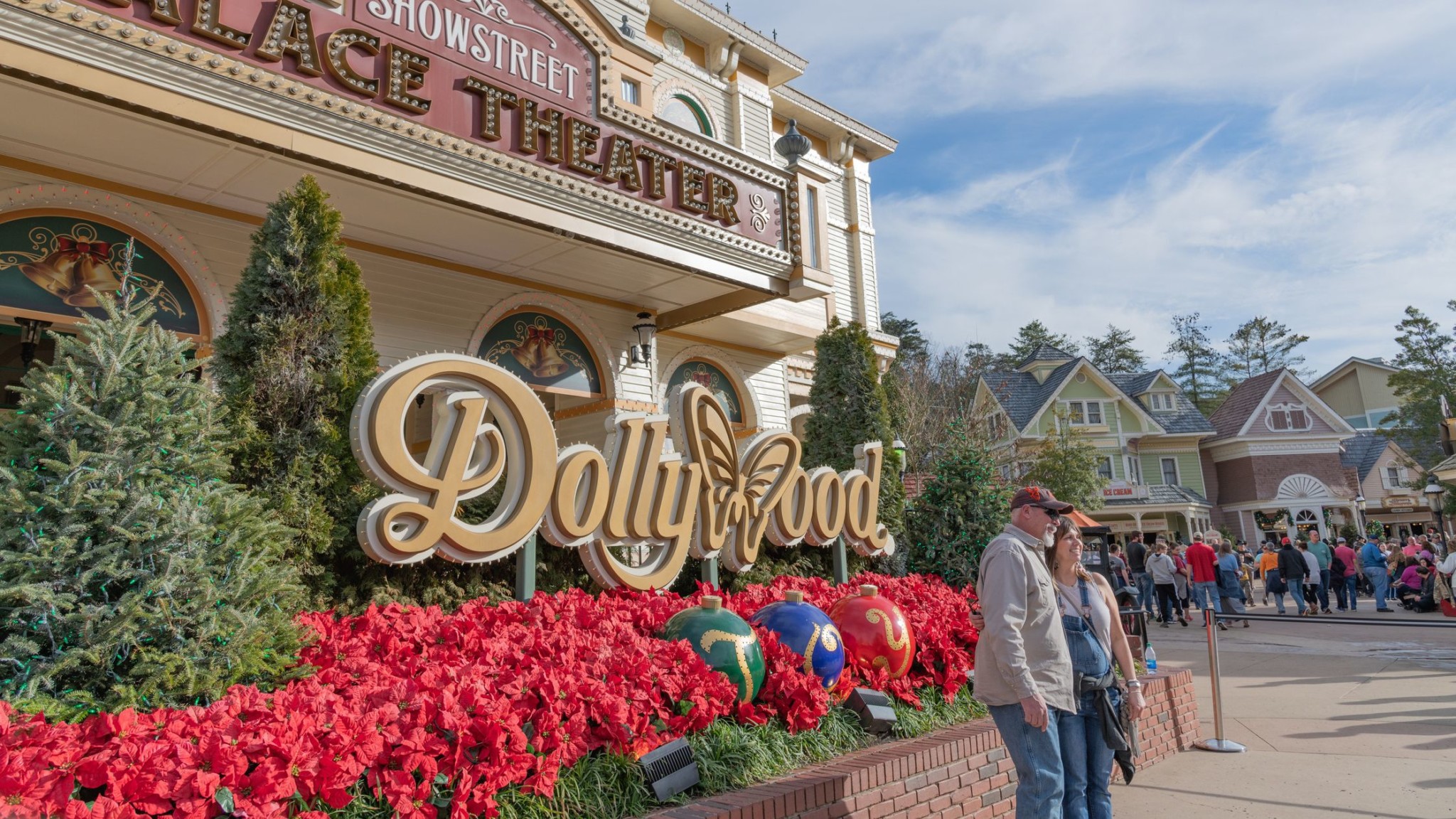 couple taking photo in front of dollywood sign gatlinburg tn