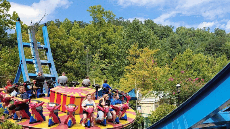 kids riding dizzy disk Dollywood ride