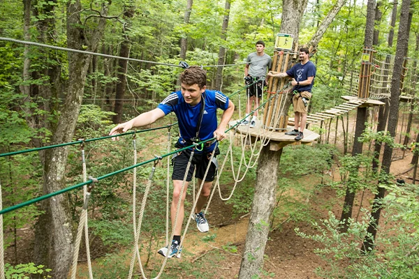 a kid doing an obstacle course and ape ziplining in williamsburg virginia
